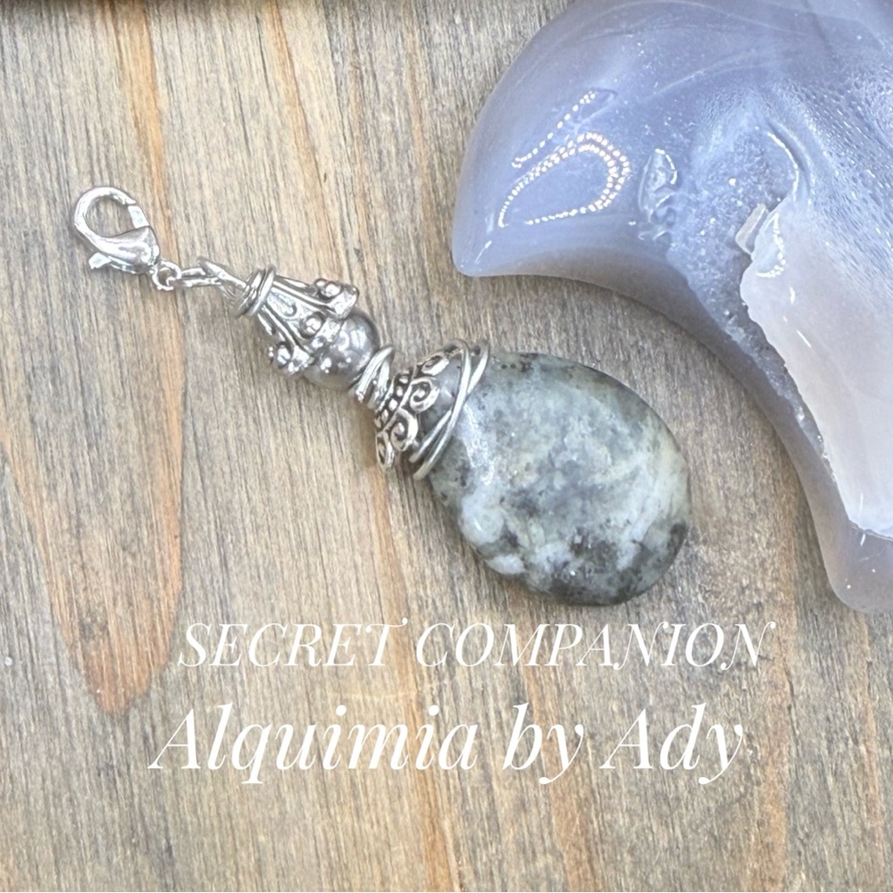BLACK LABRADORITE Gray-Green Stone Charm Key & Card Holder